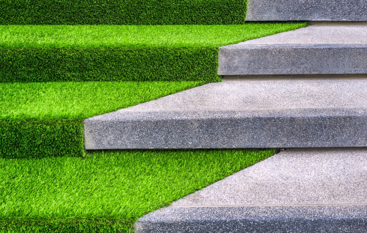 Professional mulching and bed maintenance services in Santa Ana, CA with clean edges and stone features